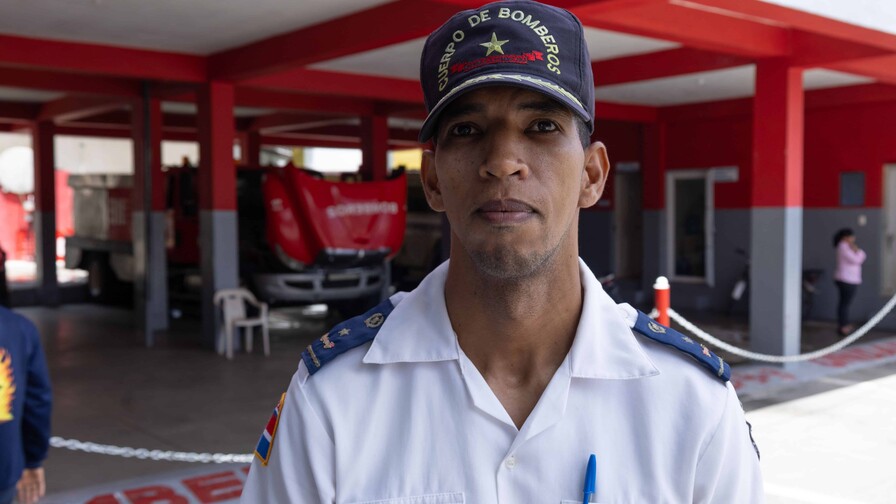 Jos&eacute; Roberto S&aacute;nchez:  El bombero que se lanz&oacute; al r&iacute;o y salv&oacute; dos vidas en Los Alcarrizos