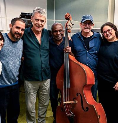 Cantautor brasile&ntilde;o Chico Buarque graba con Silvio Rodr&iacute;guez en La Habana