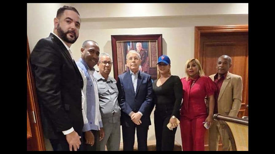 Danilo Medina juramenta a dos dirigentes que regresan al PLD