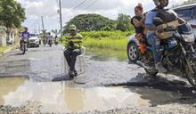 Conductores y peatones enfrentan dificultades por mal estado de la Carretera Vieja Sabana Perdida