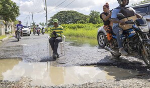 Conductores y peatones enfrentan dificultades por mal estado de la Carretera Vieja Sabana Perdida