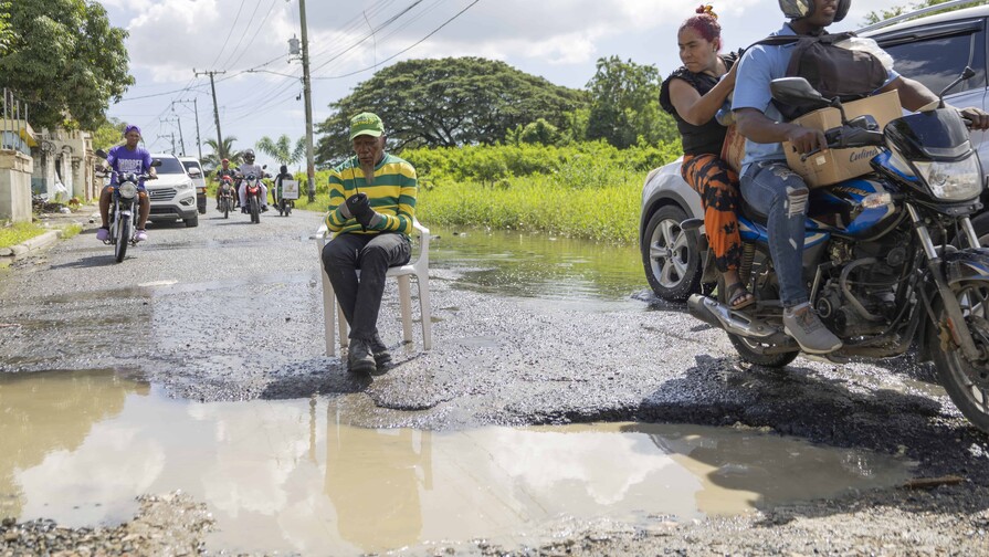 Conductores y peatones enfrentan dificultades por mal estado de la Carretera Vieja Sabana Perdida