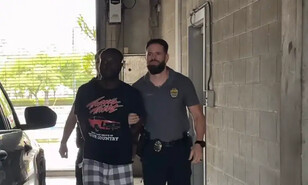 Un haitiano indocumentado es acusado de matar a golpes con un martillo a una mujer en Florida