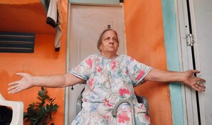 Envejecientes duermen sobre trapos tras perderlo todo por inundaciones en Los Girasoles