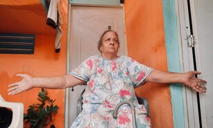 Envejecientes duermen sobre trapos tras perderlo todo por inundaciones en Los Girasoles