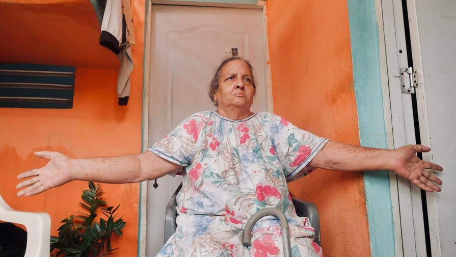 Envejecientes duermen sobre trapos tras perderlo todo por inundaciones en Los Girasoles