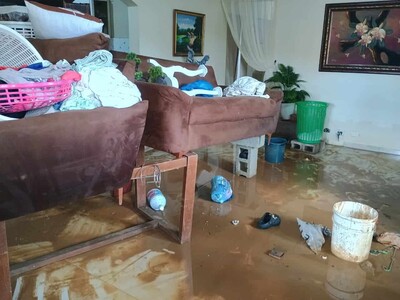 Lluvias inundan viviendas en Lechería y residentes exigen drenaje