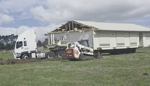 Una pareja australiana traslada su casa porque estaba en el terreno equivocado