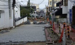 Comerciantes se quejan por retrasos en la entrega de trabajos en la calle Del Sol en Santiago