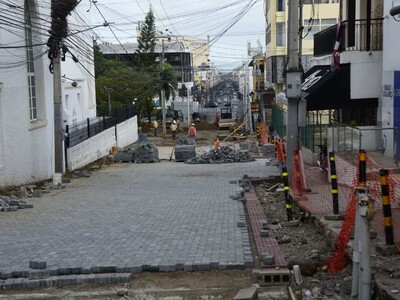Quejas por retrasos en trabajos en la calle Del Sol en Santiago