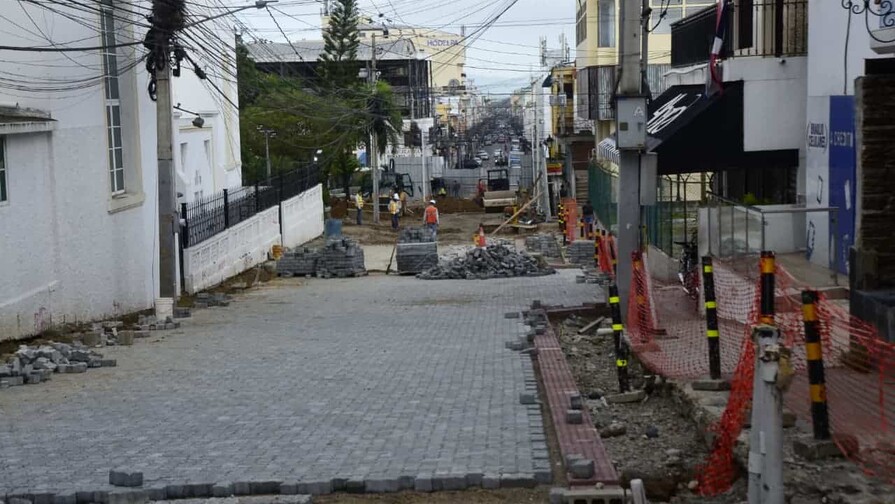 Comerciantes se quejan por retrasos en la entrega de trabajos en la calle Del Sol en Santiago