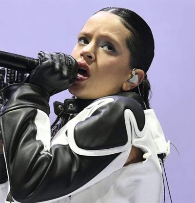 Cantando en portugu&eacute;s y hablando en chino: momentos del concierto de Rosal&iacute;a en Lisboa