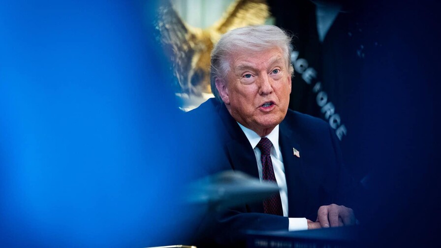 Donald Trump amenaza con bloquear el paso de buques en el estrecho de Ormuz