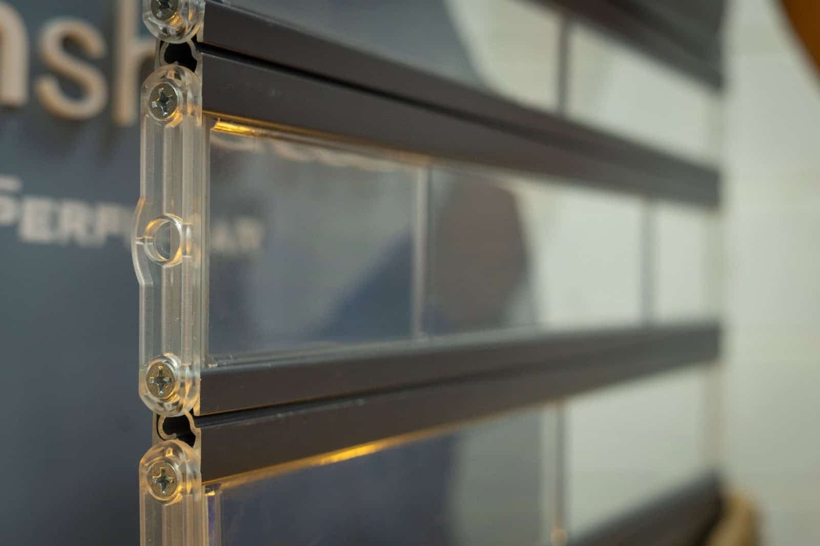 Consiste en un panel enrollable con aluminio y policarbonato de alta resistencia.