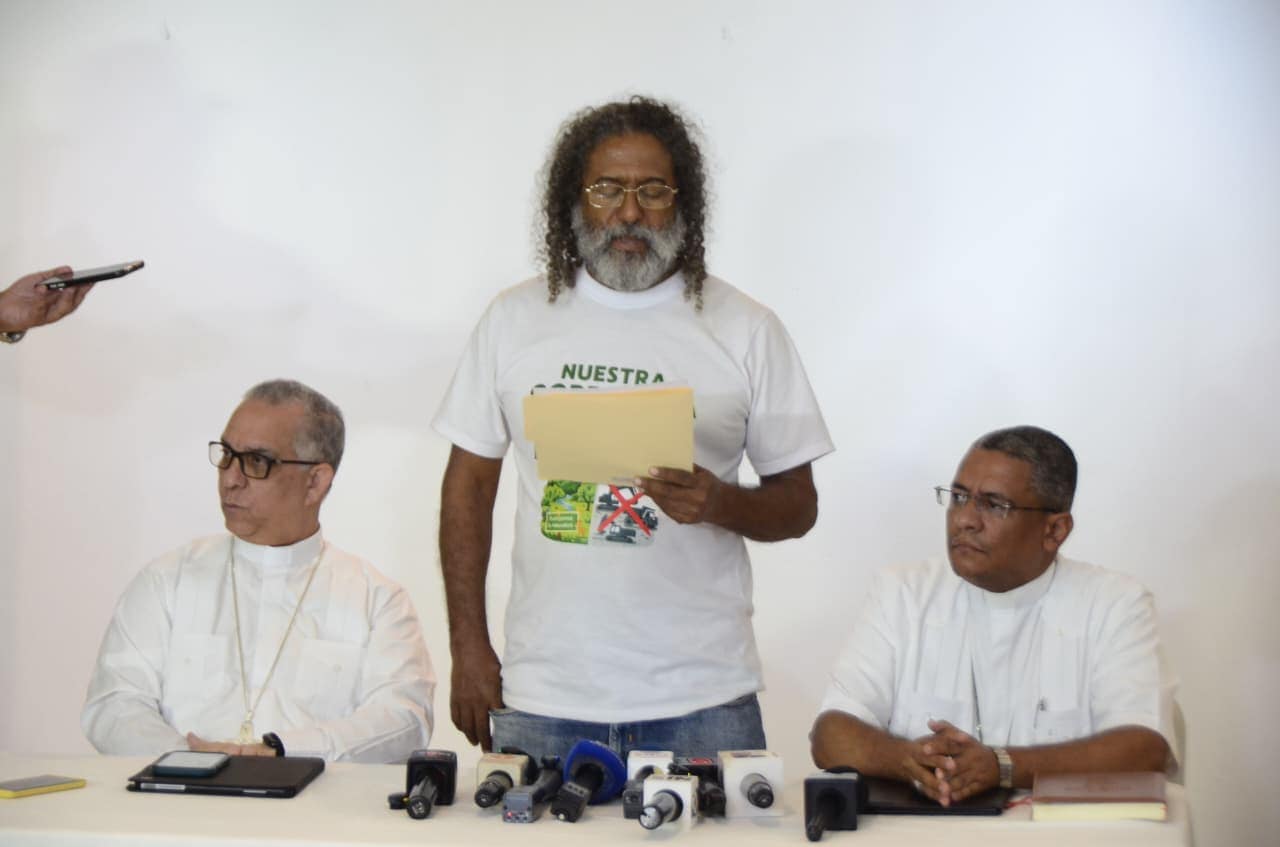 Comunitarios y l&iacute;deres sociales expresan su rechazo a posibles proyectos mineros en la cordillera Septentrional, durante un encuentro en Santiago.