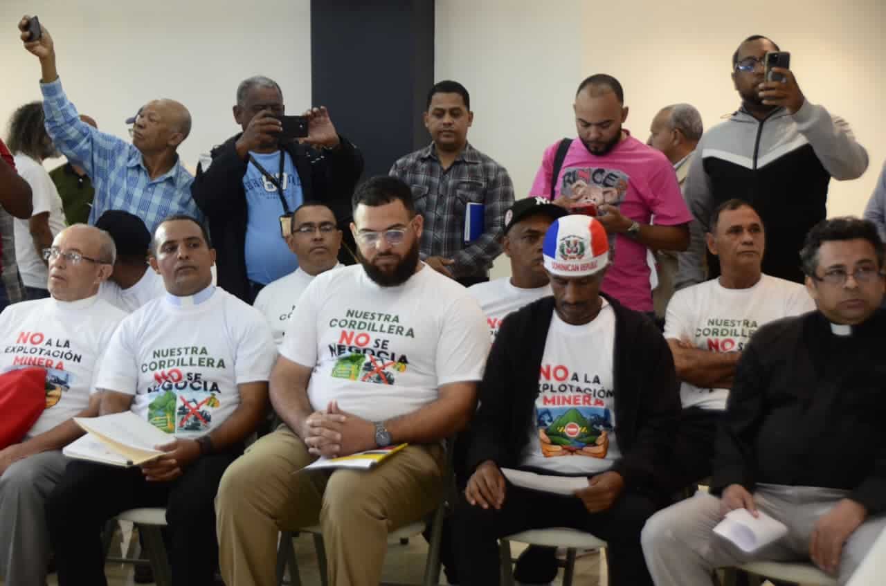 Comunitarios y l&iacute;deres sociales expresan su rechazo a posibles proyectos mineros en la cordillera Septentrional, durante un encuentro en Santiago.