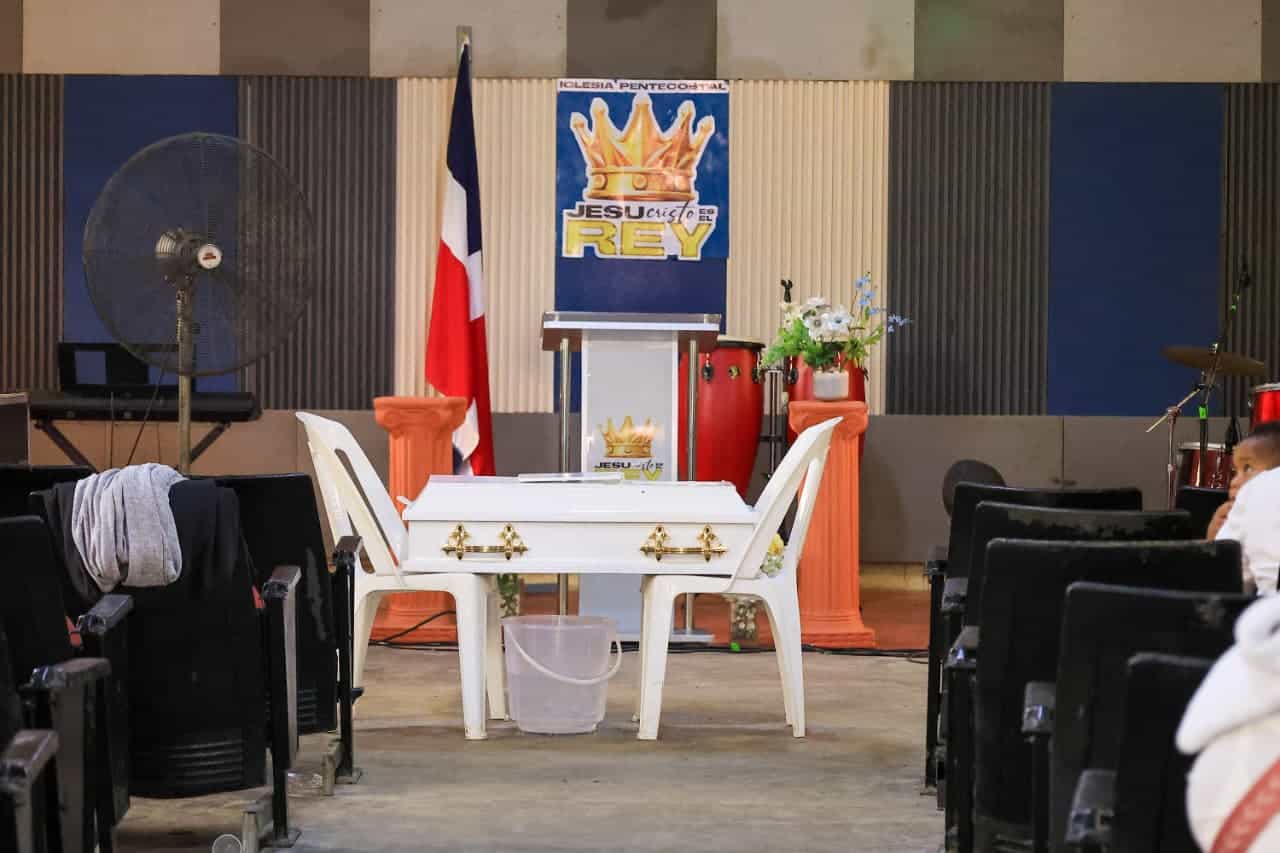 Los restos de Nashla María son velados en la iglesia pentecostal “Jesucristo es el Rey”, donde familiares y vecinos acompañan a la familia.
