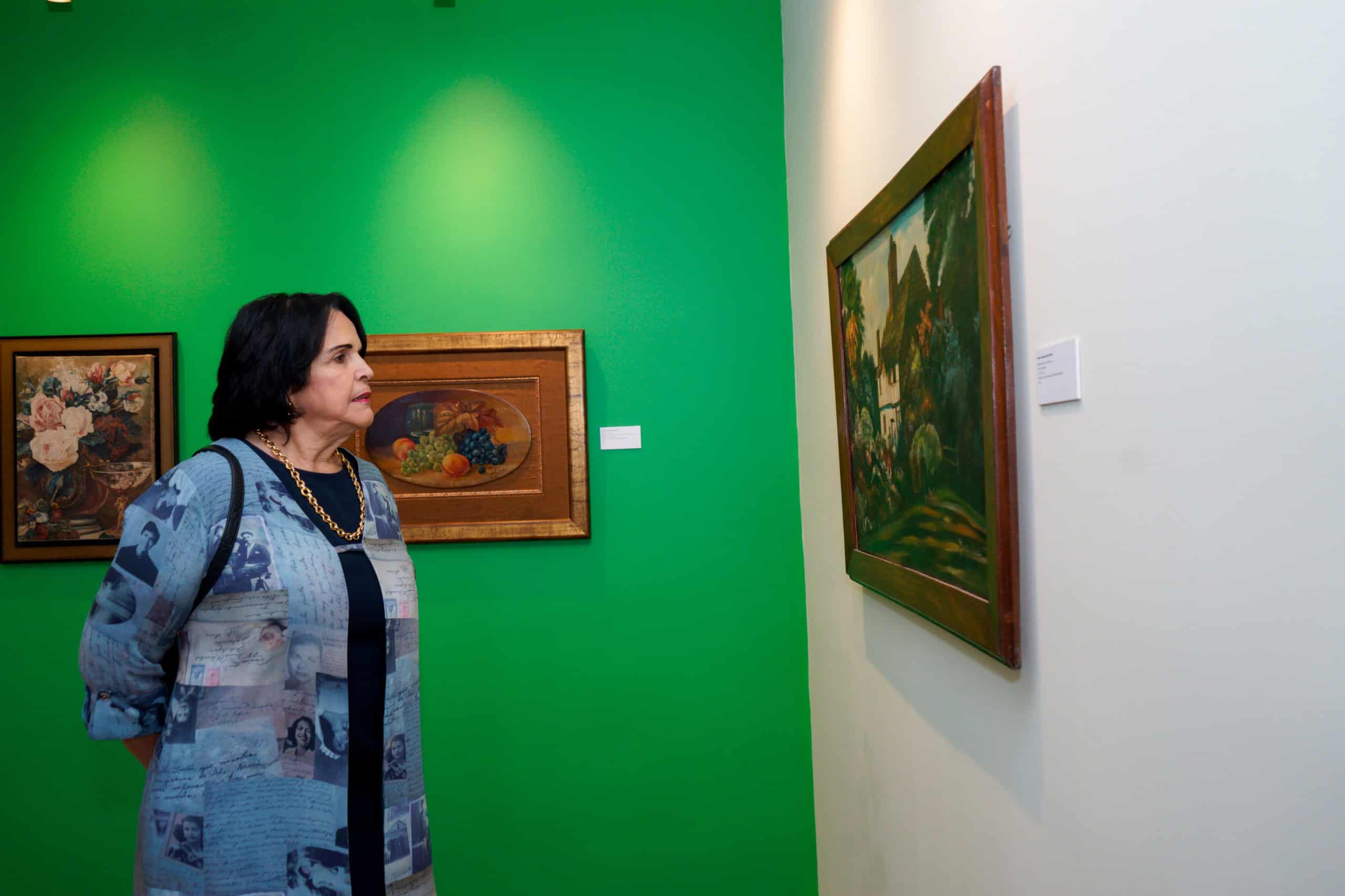 Minou Tavárez Mirabal observa las obras de la exposición "Un siglo: la dimensión artística de Minerva Mirabal", en el Centro Cultural Banreservas Santiago.
