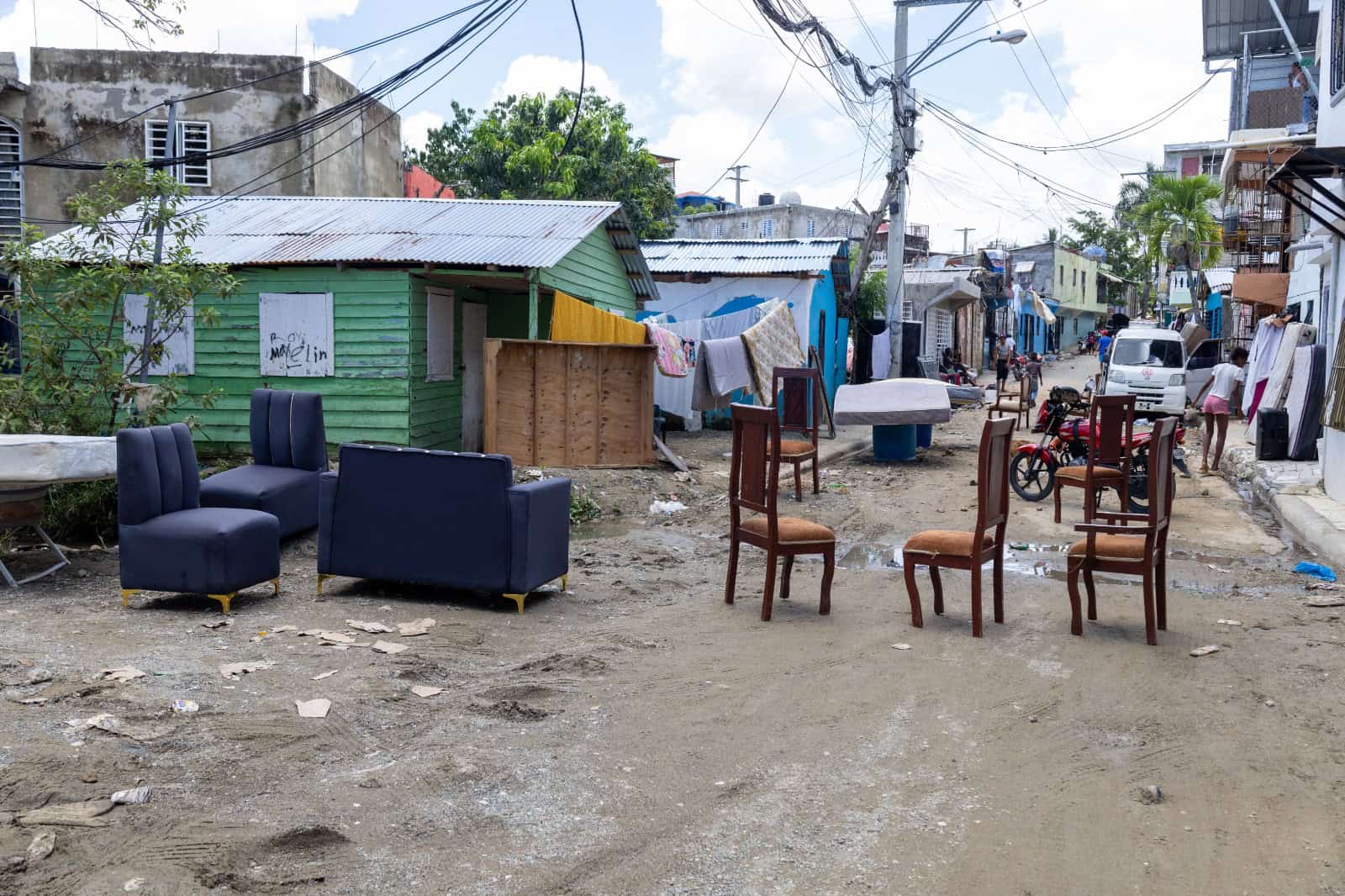 Muebles, colchones y electrodomésticos dañados ocupan las calles de Villa María, en Pantoja, tras las inundaciones.