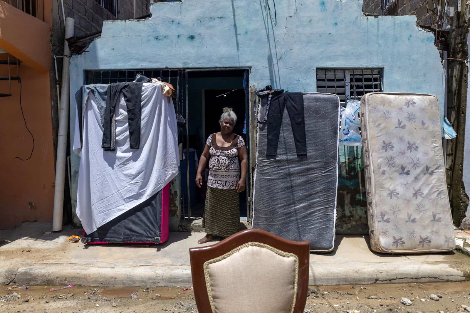 Colchones mojados y ropa tendida reflejan los esfuerzos de las familias por recuperar algo tras el paso del agua.