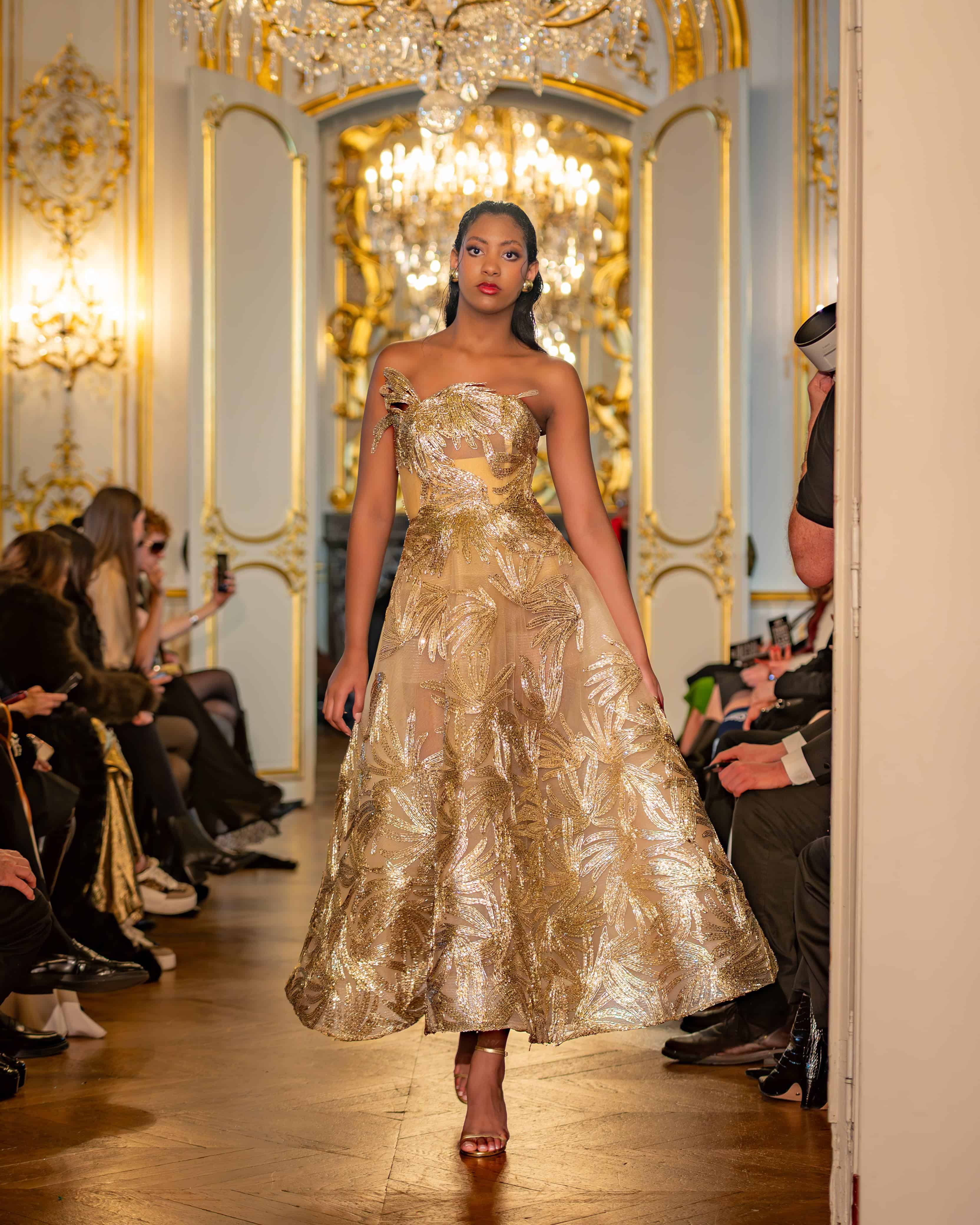 Una modelo desfila con piezas de la colecci&oacute;n juvenil de Rafael Rivero, creada en colaboraci&oacute;n con Idelkis Yeara e inspirada en las mariposas del Jard&iacute;n Secreto de la Reina Charlotte de Bridgerton. Fantas&iacute;a, color y delicadeza en cada detalle.