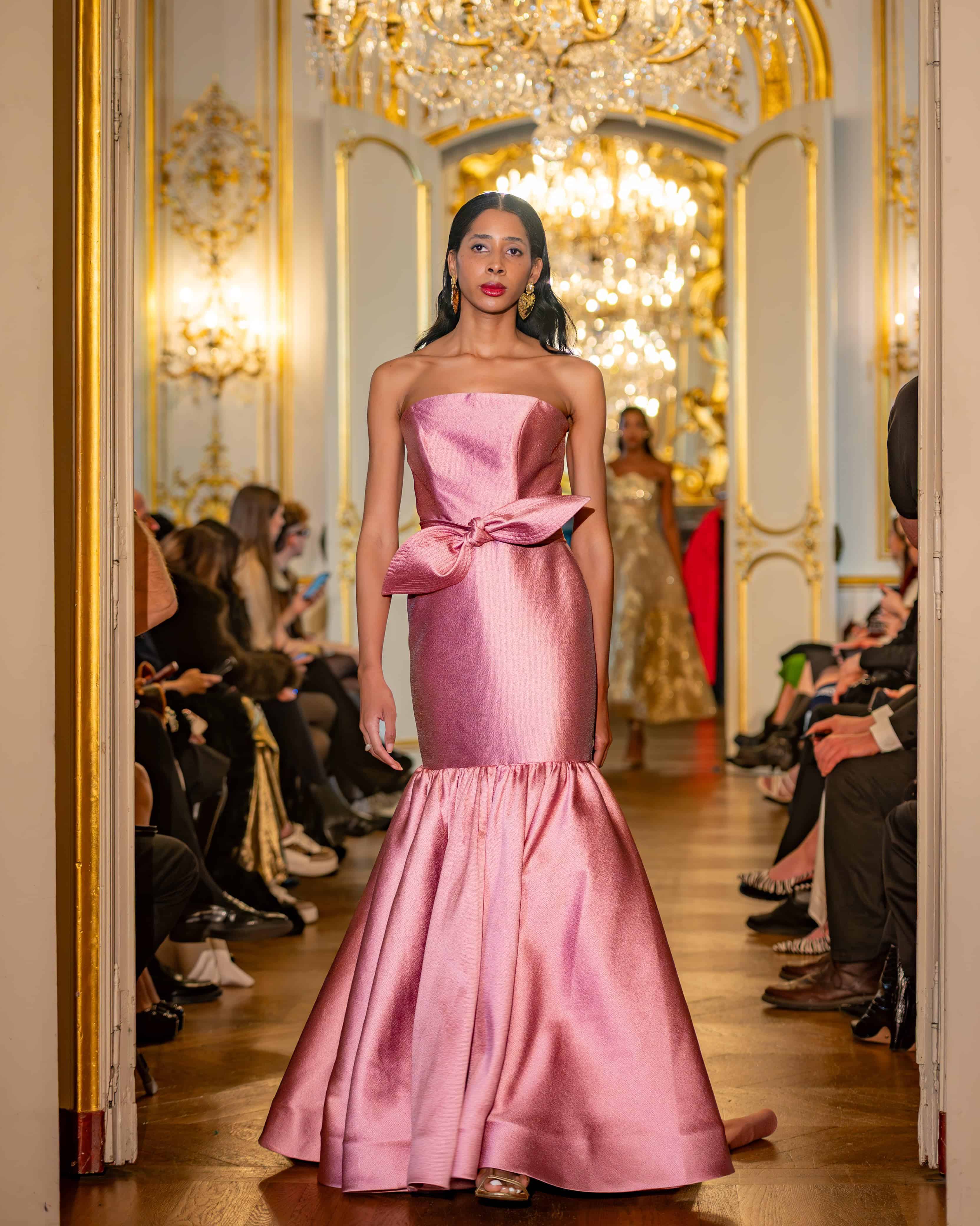 Siluetas estructuradas y vol&uacute;menes protag&oacute;nicos marcaron la colecci&oacute;n Alta Moda 2026-2027 de Maison Rivero, presentada en Par&iacute;s con texturas de alta gama que reafirman el sello distintivo de la marca dominicana.