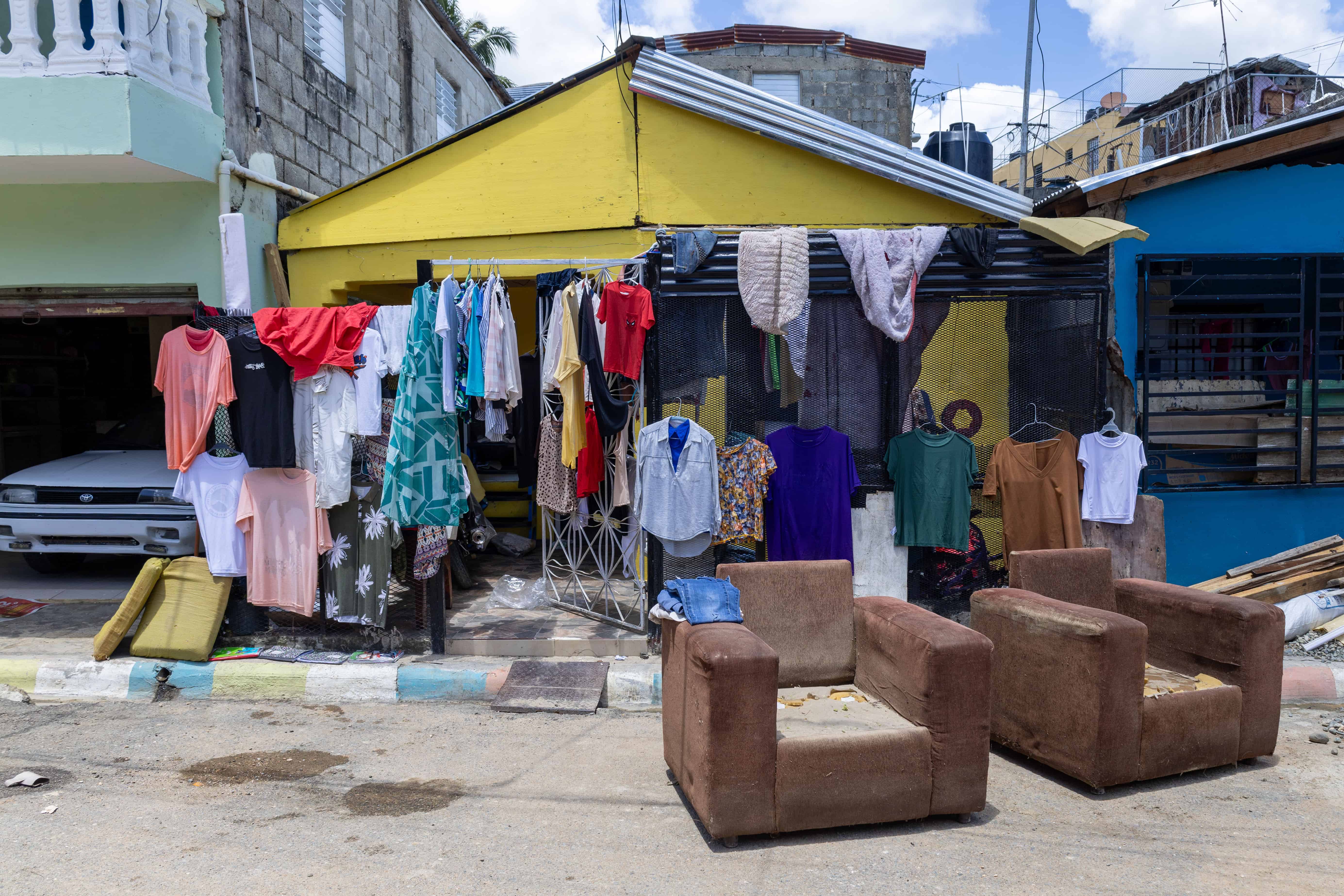 Residentes colocan ropa y pertenencias a secar tras las inundaciones en Villa Mar&iacute;a, Pantoja.