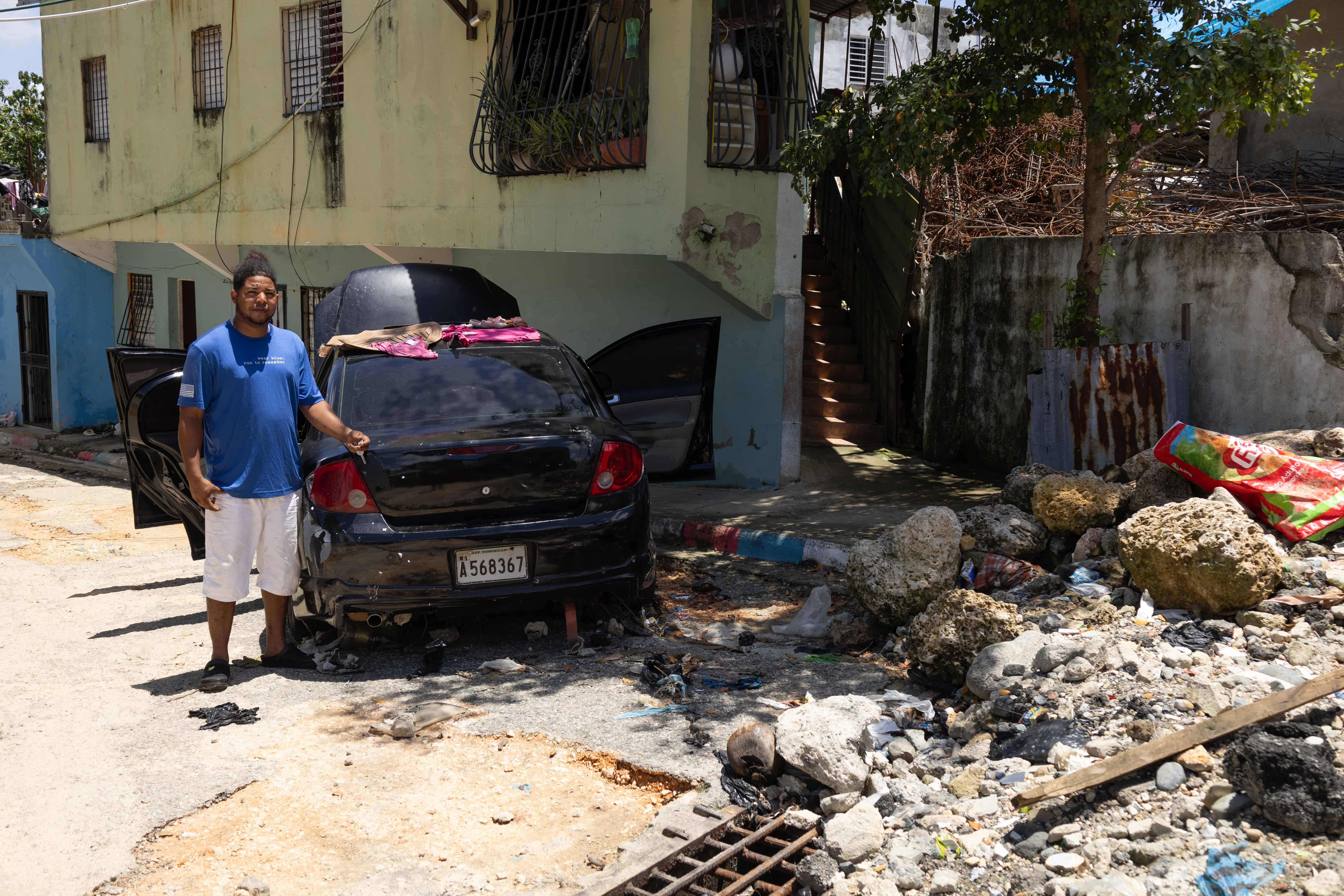 Un joven con su veh&iacute;culo afectado tras ser arrastrado por las inundaciones en Villa Mar&iacute;a, Pantoja.