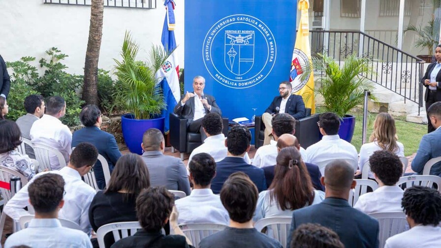Abinader dialoga con universitarios y resalta la educación y liderazgo como ejes del desarrollo Abinader dialoga con universitarios y resalta la educación y liderazgo como ejes del desarrollo