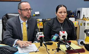 Conductor herido por ICE en California asegura que le dispararon antes de mover su coche