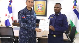 Polic&iacute;a reconoce agente que salv&oacute; una pareja de la furia del r&iacute;o Lebr&oacute;n