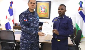 Polic&iacute;a reconoce agente que salv&oacute; una pareja de la furia del r&iacute;o Lebr&oacute;n