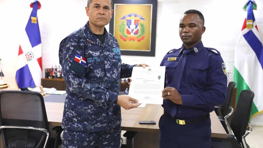 Policía reconoce agente que salvó una pareja de la furia del río Lebrón