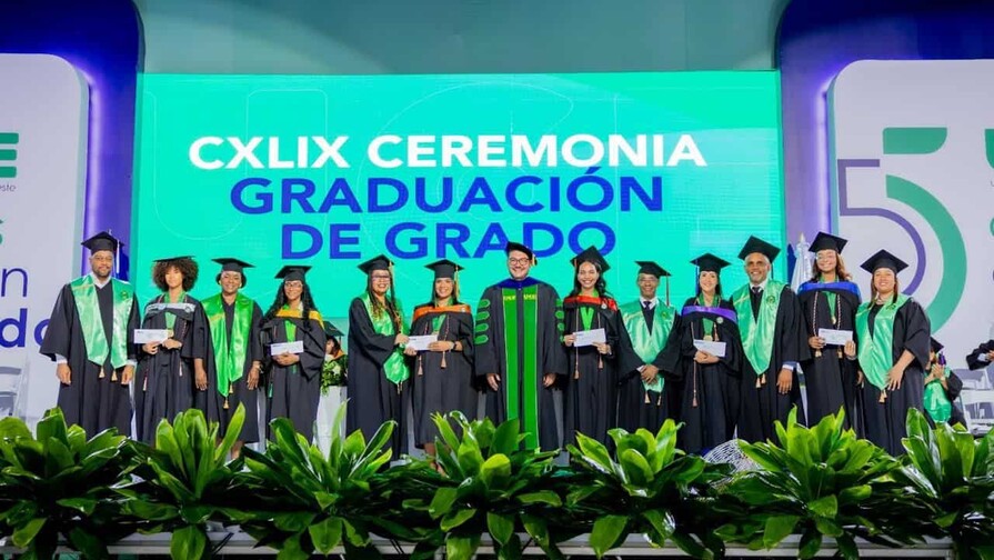 La UCE gradúa 915 nuevos profesionales en grado, posgrado y técnico superior La UCE gradúa 915 nuevos profesionales en grado, posgrado y técnico superior