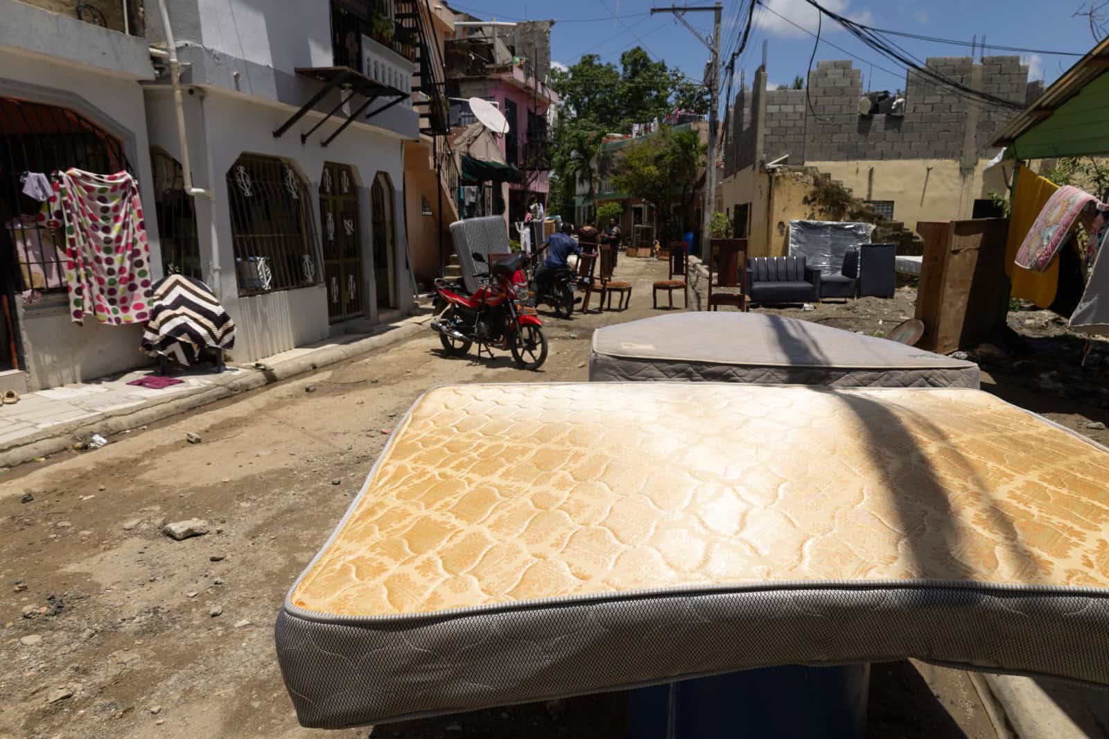 Colchones mojados son colocados en las calles de Villa María para secarse al sol, luego de resultar afectados por las inundaciones.