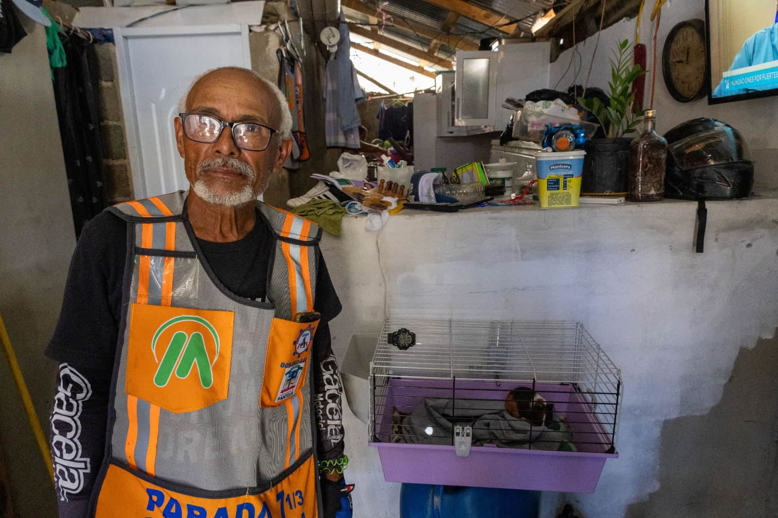 Un residente muestra algunas de las pertenencias que logró salvar, entre ellas el hámster de su hijo, luego de que el agua inundara su vivienda.