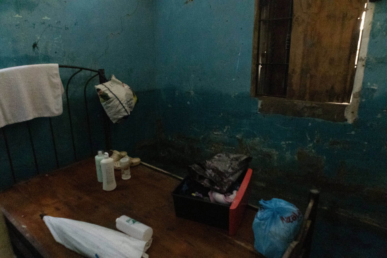 Una habitación refleja las pérdidas, con pocos objetos recuperados tras las inundaciones.