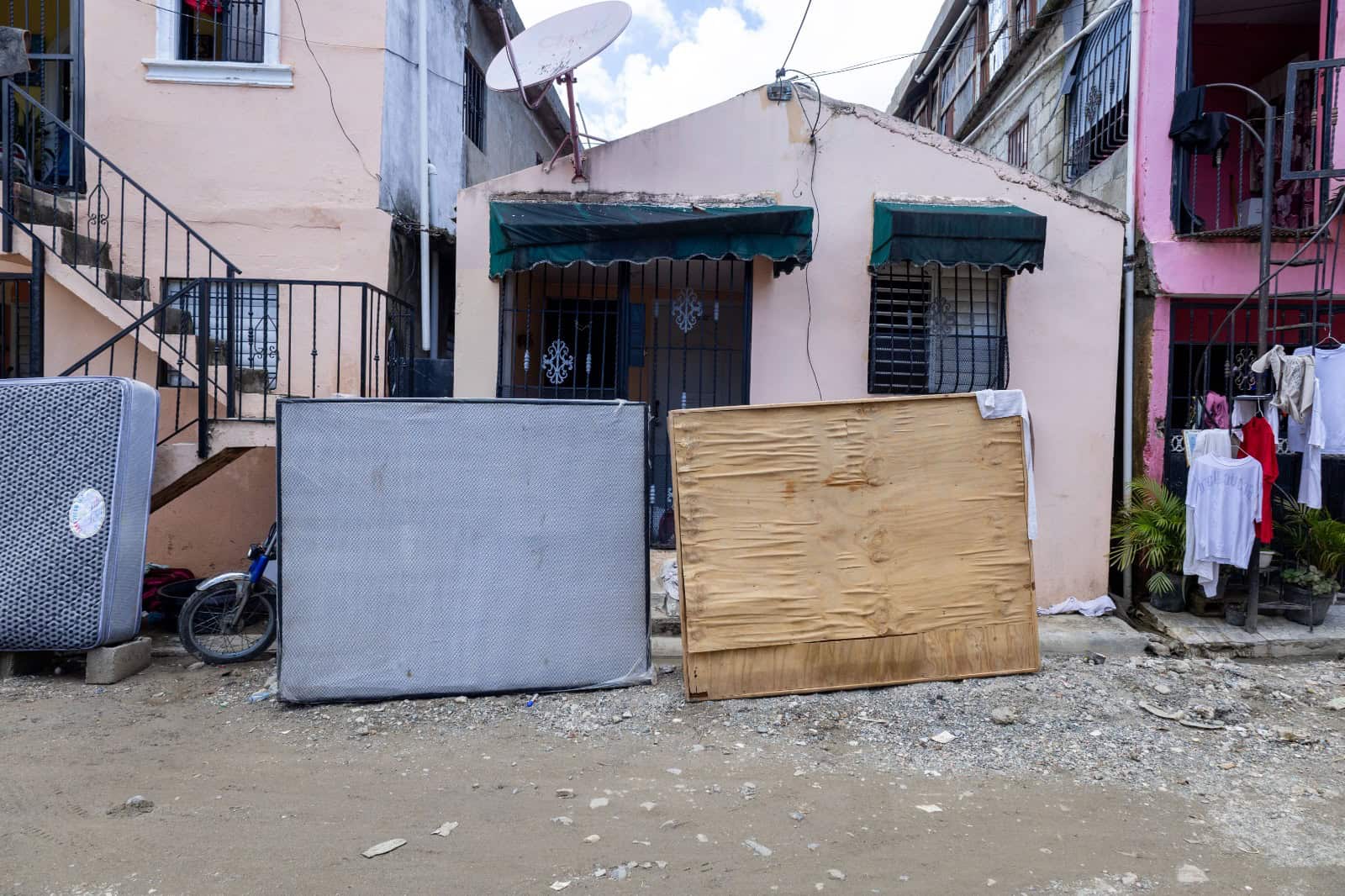 Colchones húmedos y deteriorados permanecen en la calle por la inundación.