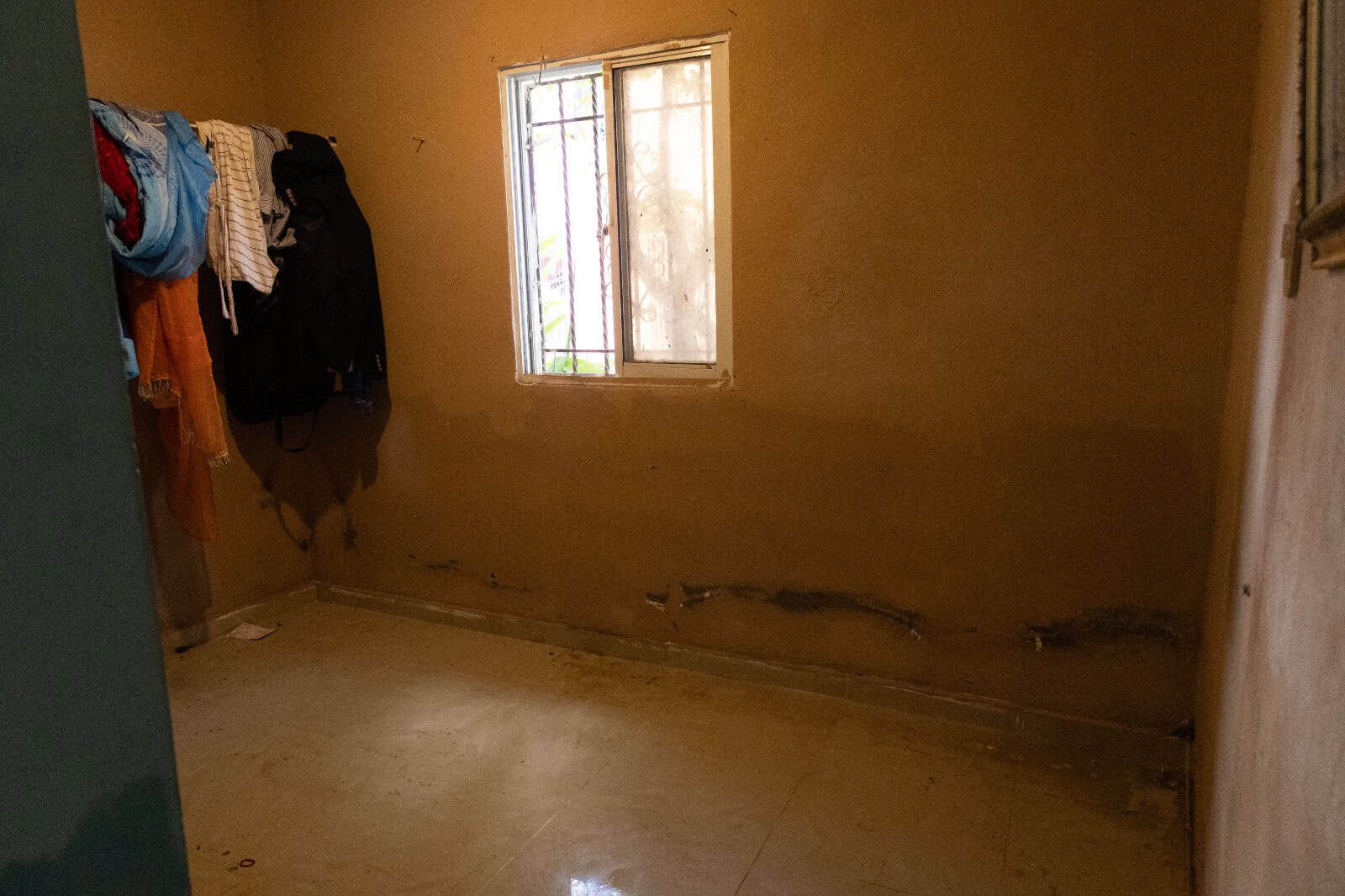 Las paredes de una vivienda conservan la marca del nivel que alcanzó el agua, evidenciando la magnitud de la inundación.