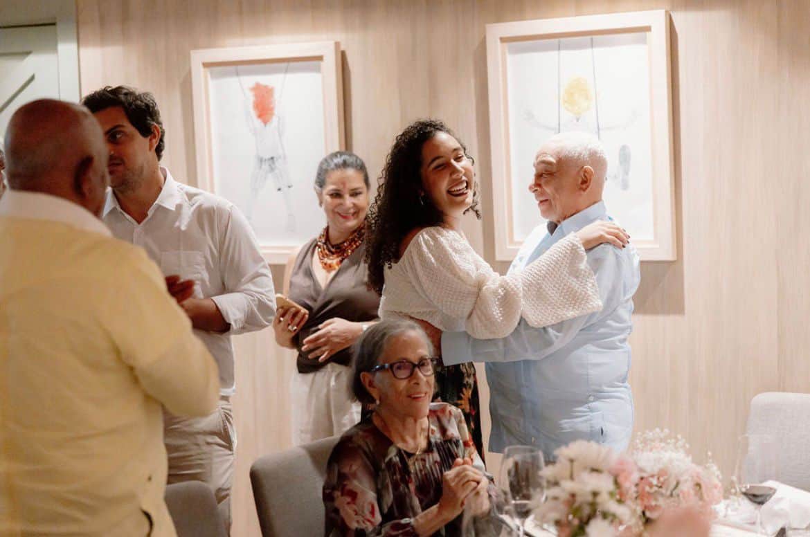 Rafael Solano junto a familiares en la celebración de su aniversario número 95.