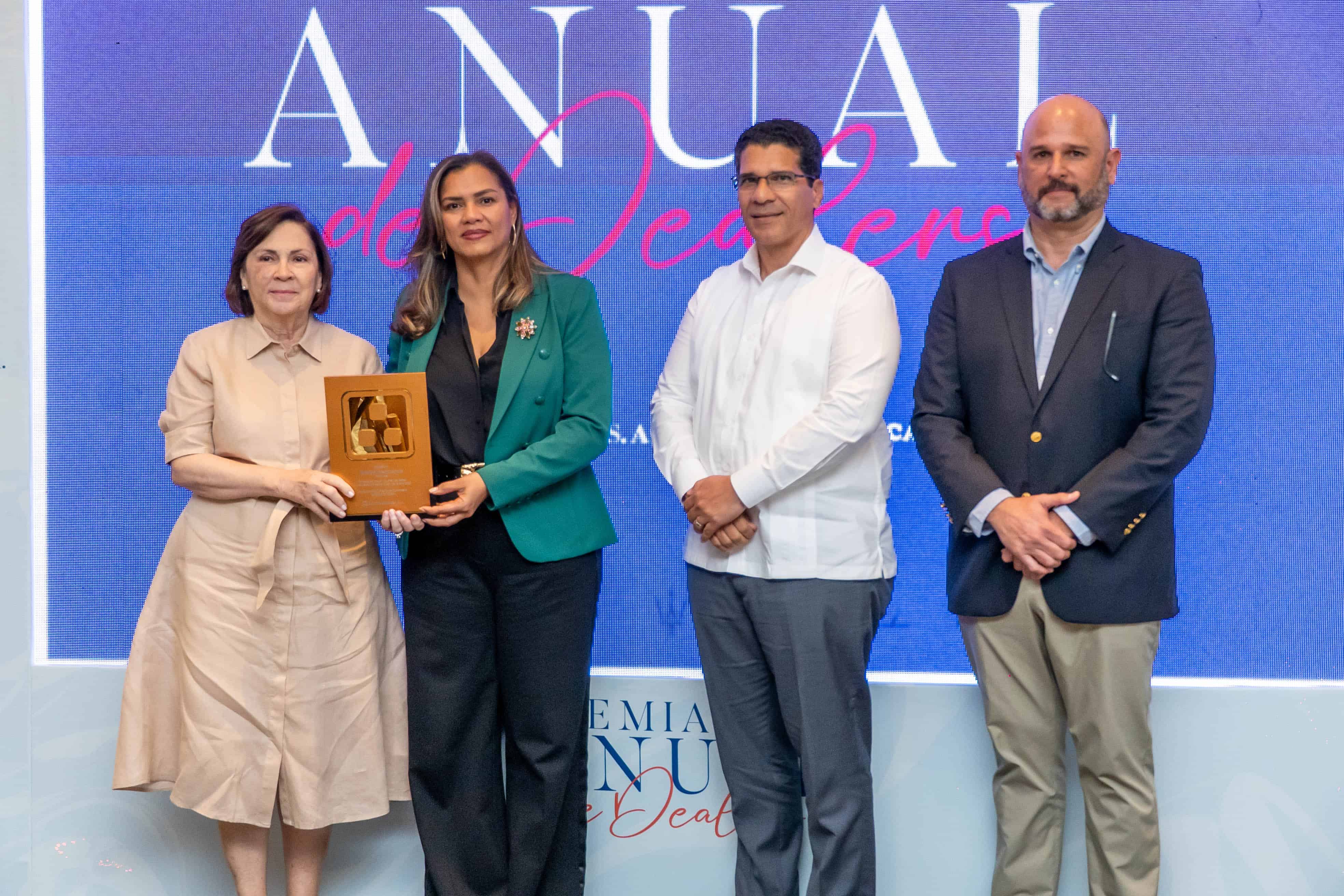 Georgia Anne Reid, Juliana Ochoa,  Anthony Ochoa y Eduardo Félix.