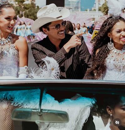 Bruno Mars es proclamado "Nuevo Rey de Las Vegas" con desfile en su honor