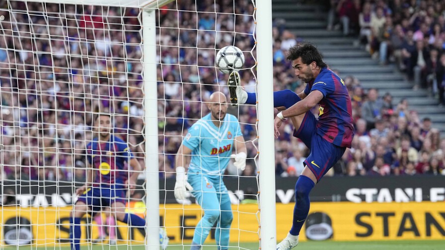 El Barça golea en derbi ante el Espanyol (4-1) y acaricia el título de liga