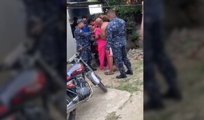 Madre denuncia presunto abuso policial contra sus hijos dentro de su vivienda en Montecristi