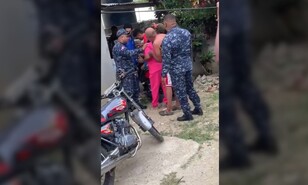 Madre denuncia presunto abuso policial contra sus hijos dentro de su vivienda en Montecristi