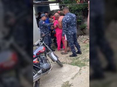 Familia denuncia abuso policial dentro de su vivienda en Montecristi