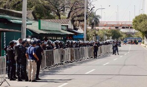 Tensi&oacute;n en la avenida M&aacute;ximo G&oacute;mez: fuerte contingente policial ejecuta desalojo en Teleofertas