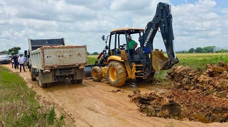 Gobierno inicia en el Bajo Yuna programa para rehabilitar v&iacute;as interparcelarias