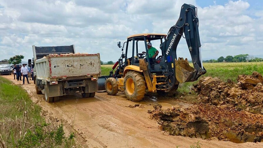 Gobierno inicia en el Bajo Yuna programa para rehabilitar v&iacute;as interparcelarias