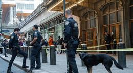 Hombre apu&ntilde;ala a varias personas en estaci&oacute;n de metro de Nueva York; la polic&iacute;a lo mata a tiros